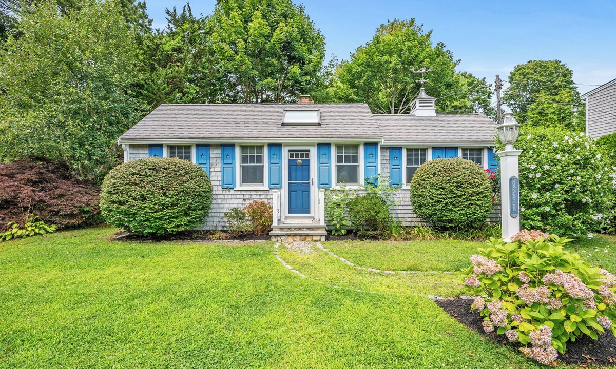 Osterville Cottage | Charming cottage near Osterville Village and Dowses beach RPMS094