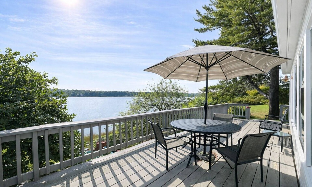 Mid-Coast and Islands Cottage | Charming cottage on Basin Cove just a short drive to the Dolphin Marina