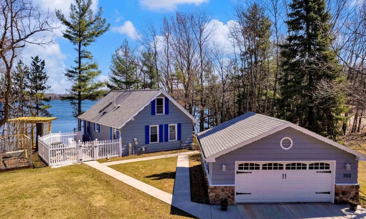 Hancock Cottage | Charming Cottage on Pine Lake w/Incredible Views!