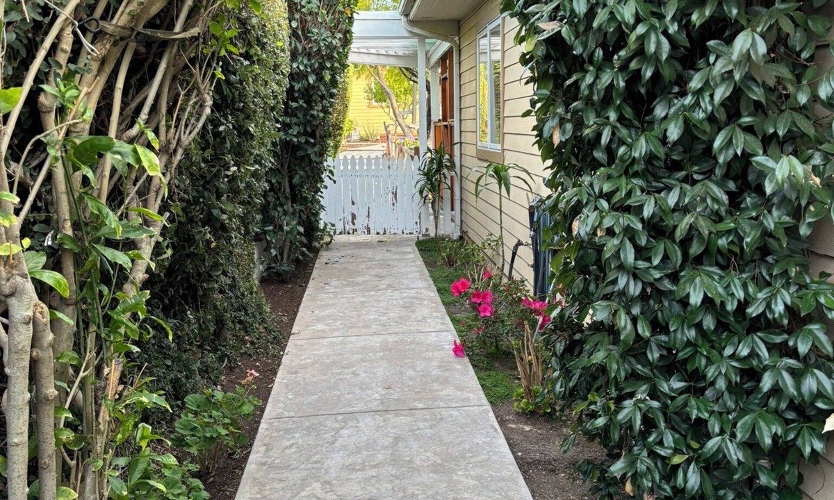 Thousand Oaks Cottage | Charming cottage in Thousand Oaks with WiFi and AC
