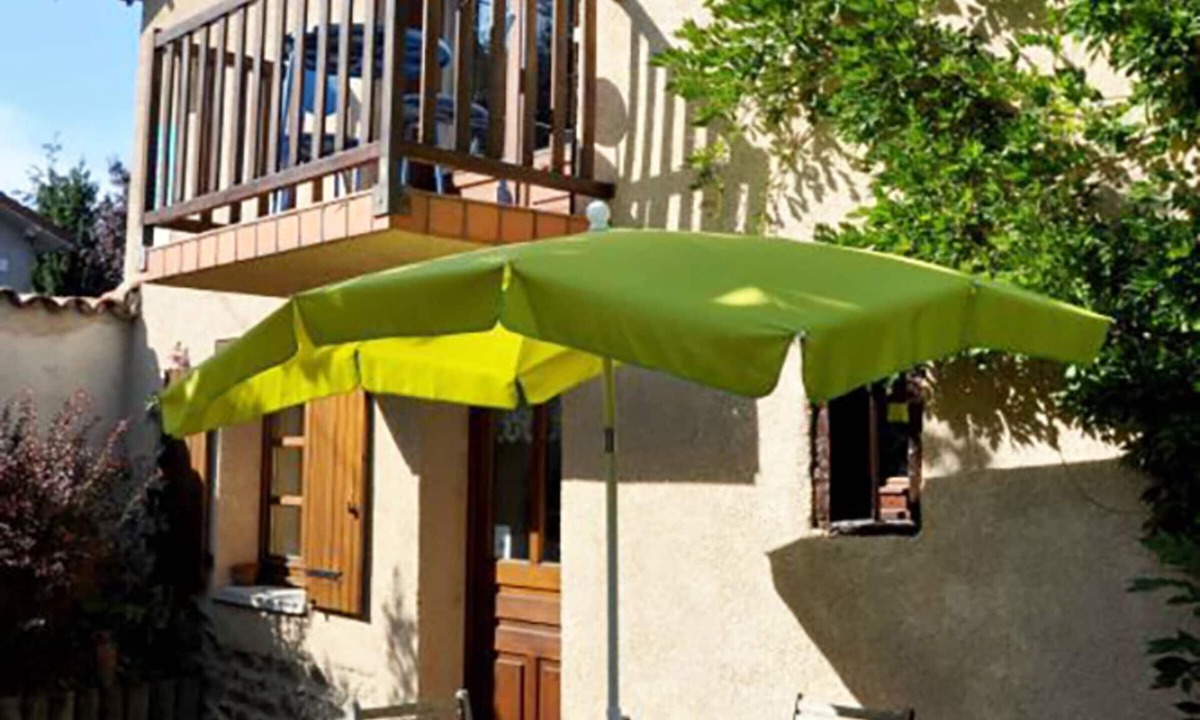 Maringes Cottage | Charming cottage with fireplace and enclosed garden near Chazelles-sur-Lyon