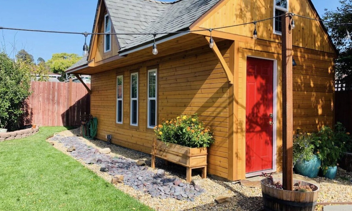 North and East Cottage | Charming Cottage with Hot Tub and Yard