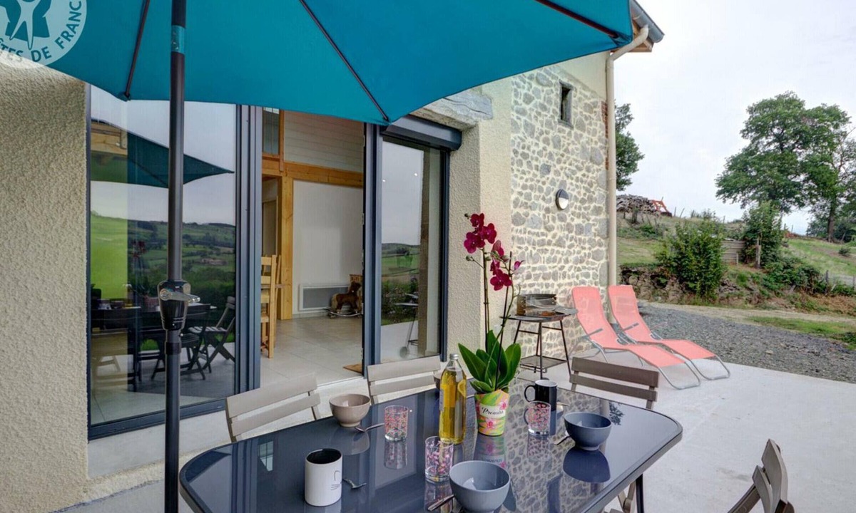 Saint-Heand Cottage | Charming countryside house with garden, pets allowed
