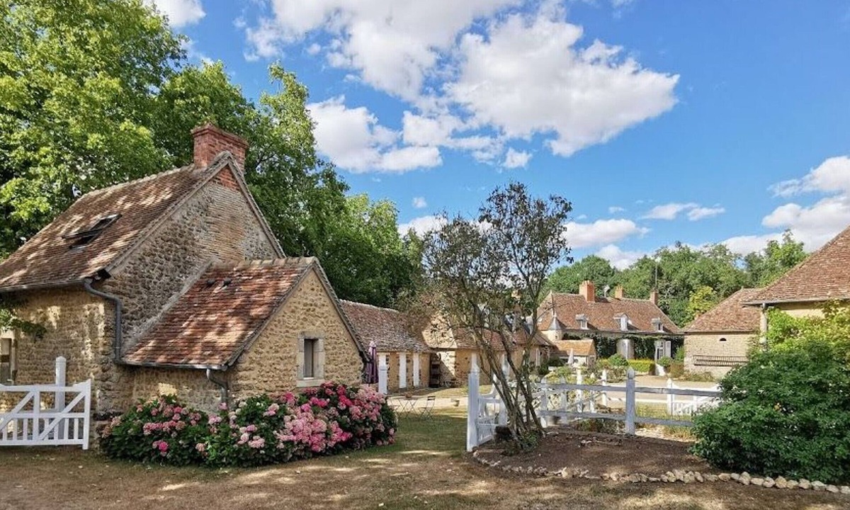 Maresche Cottage | Charming Countryside Retreat: Heated Pool, Tennis, Games Room - Near Le Mans