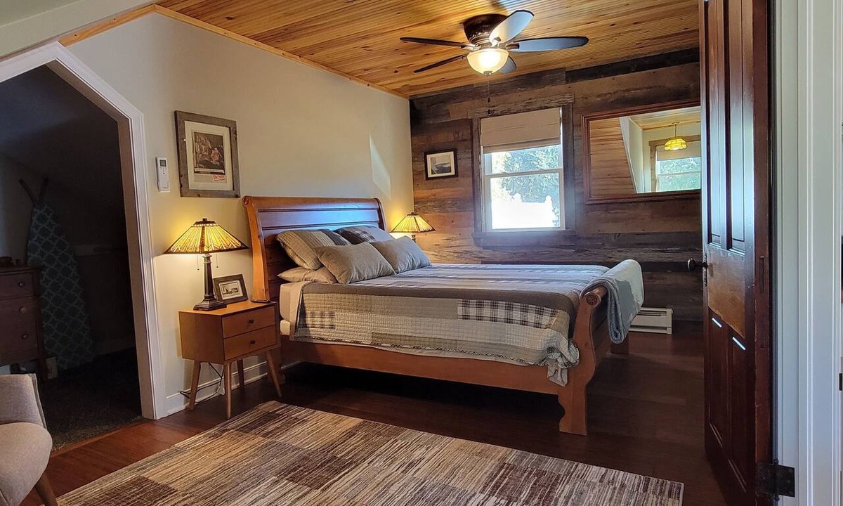 Put-in-Bay Apartment | Charming Couples Get-away at Put-in-Bay. - The Screened Inn