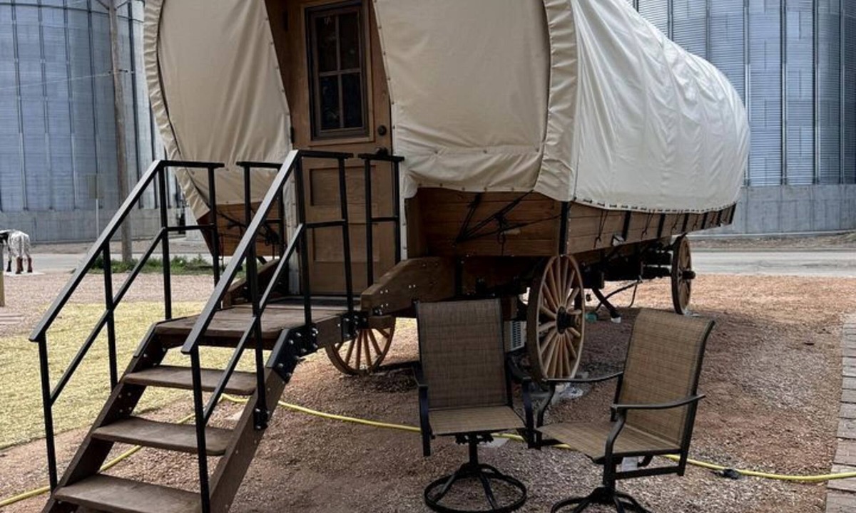 Pinnacles Entrance Badlands House | Charming Covered Glamping Wagons with Private Outdoor Spaces Near Wall Drug – Wall, South Dakota
