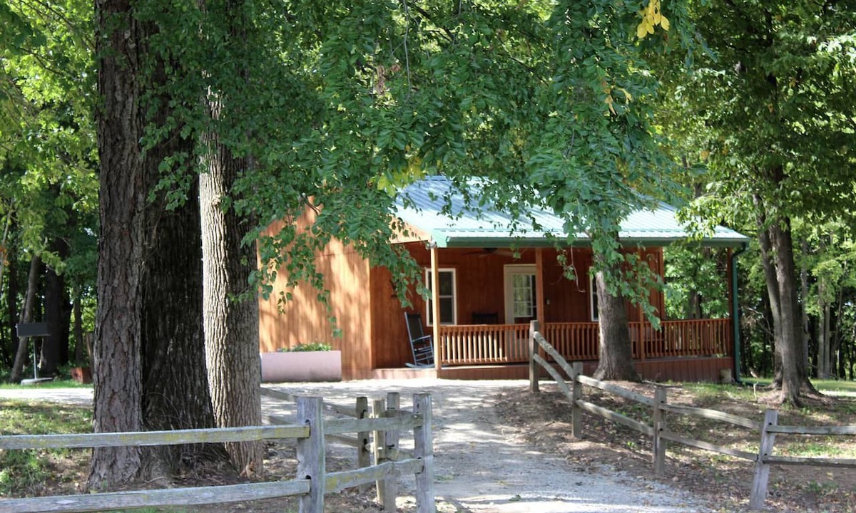 Moscow House | Charming Cozy Chalet on a Hill by the Cedar River in Letts, Iowa
