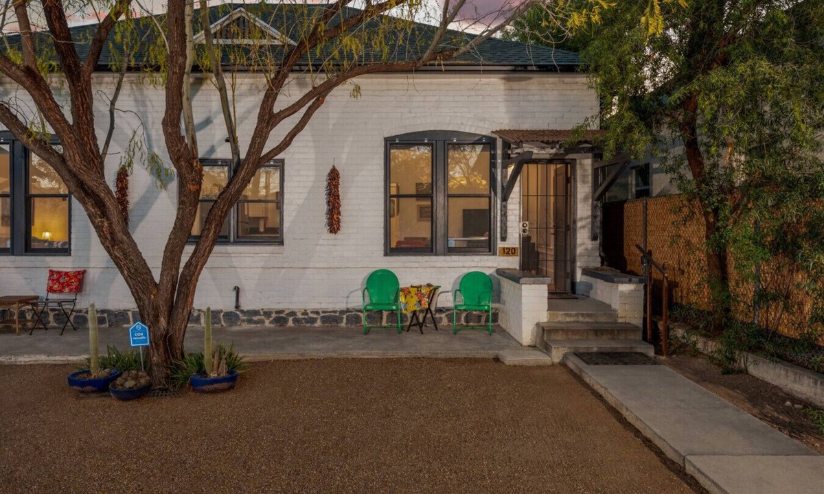 Iron Horse House | Charming & Cozy/Historic Duplex/1 BR 1 BA