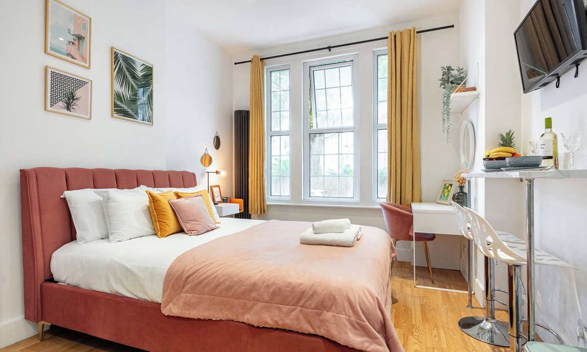 West Kensington Apartment | Charming Cozy Studio Apartment