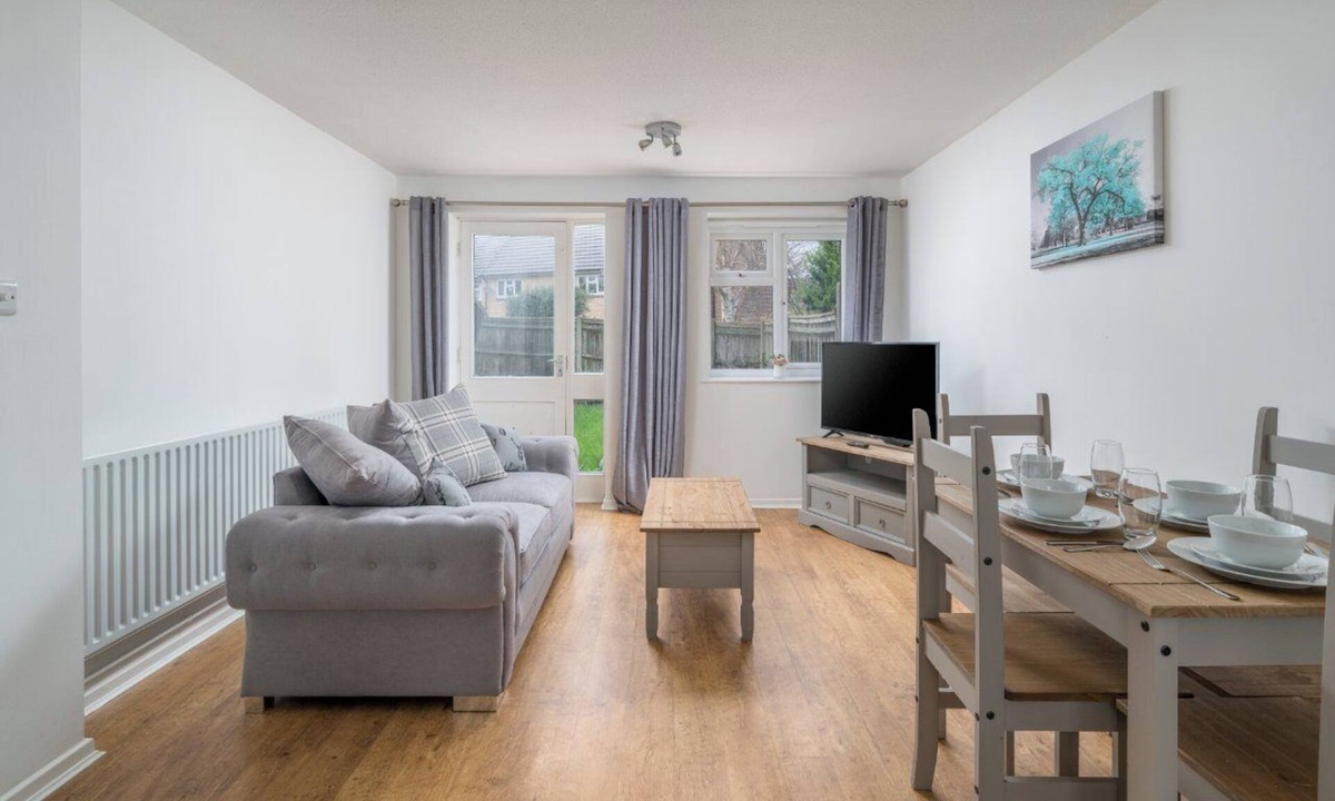 Maidenbower Apartment | Charming Crawley Getaway 1br Near Gatwick Airport