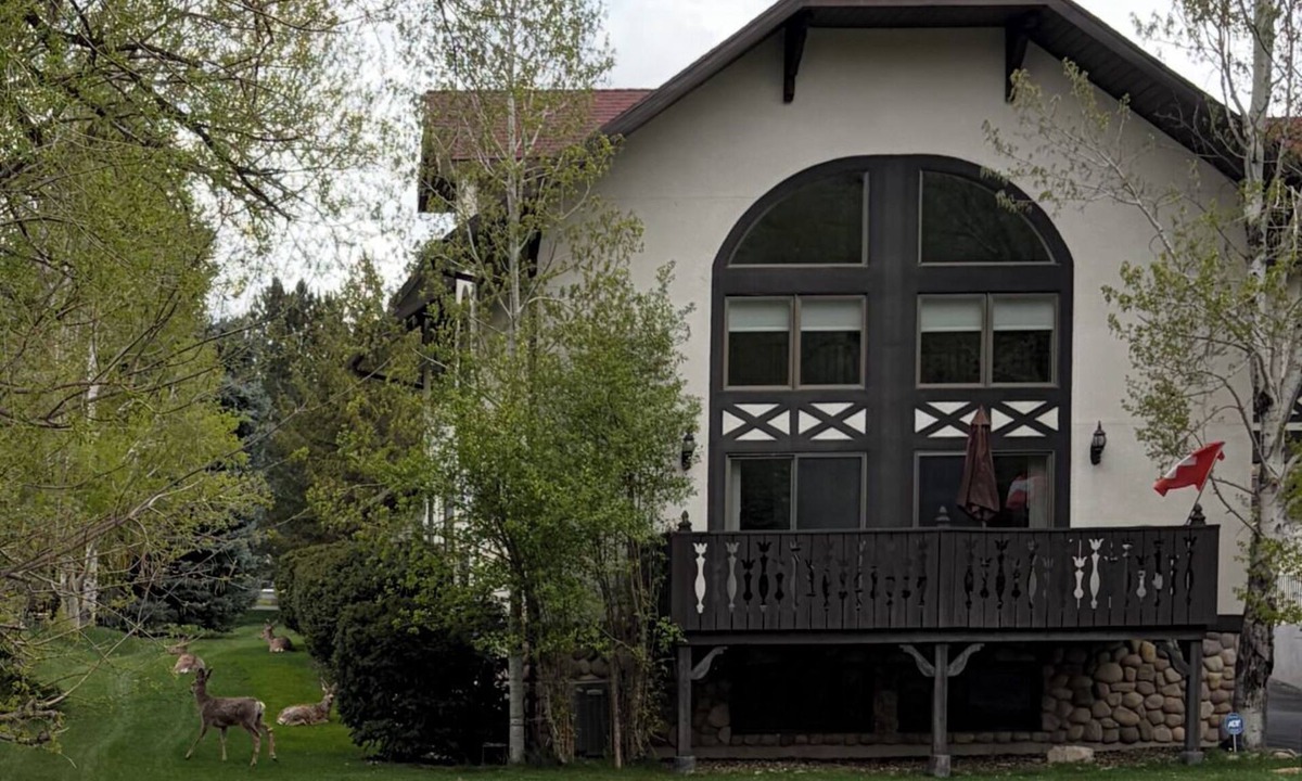 Midway House | Charming creekside 4-bedroom townhome in Midway welcomes you