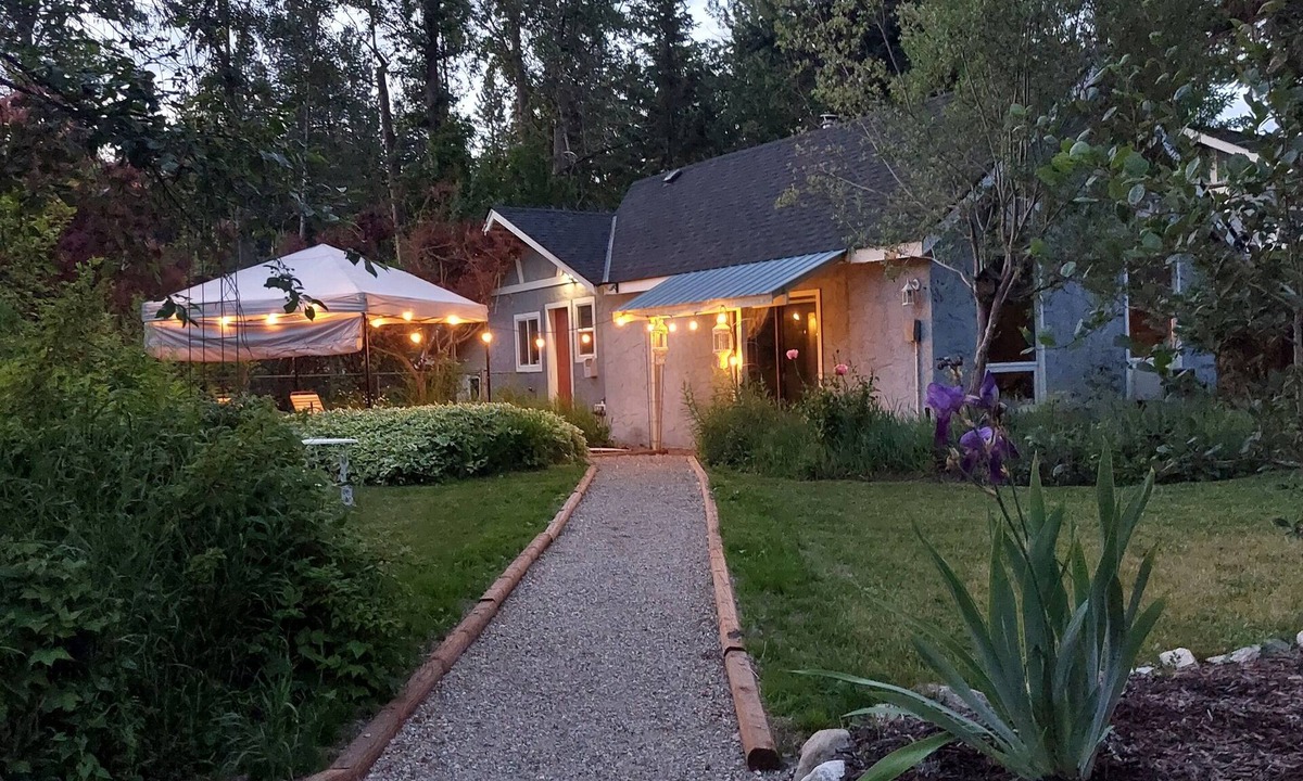 East Hill Cottage | Charming Creekside Cottage in Nature with Historic Roots
