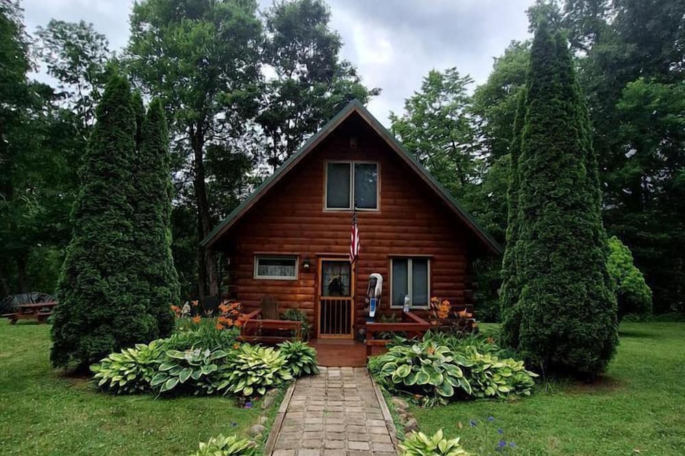 New Bedford Cabin | Charming Creekside Log Cabin with Wood Burning Stove Overlooking the Neshannock Creek, Western PA