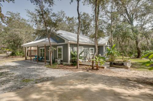 Darien House | Charming Darien Hideaway w/Porch, Near Downtown!