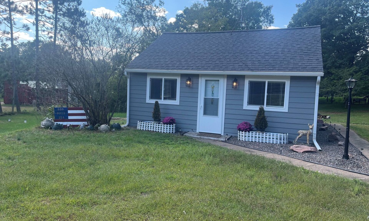 Hayward House | Charming “Deer Haven Cottage ” 2-bedroom house , extra amenities, in Hayward.