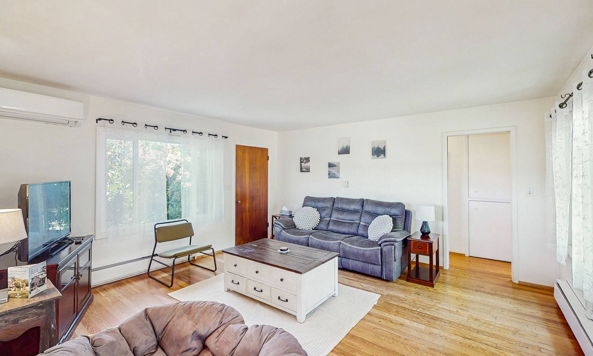 Thurston House | Charming dog-friendly house and separate studio w/grill, WIFI, washer and dryer