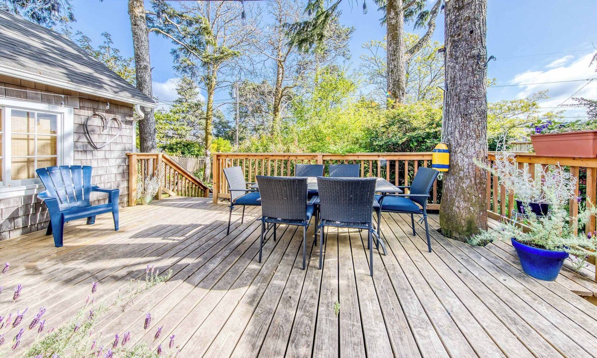 Seaside Cabin | Charming Dog-Friendly Cottage with AC, Washer/Dryer, Gas Grill, Easy Beach Access