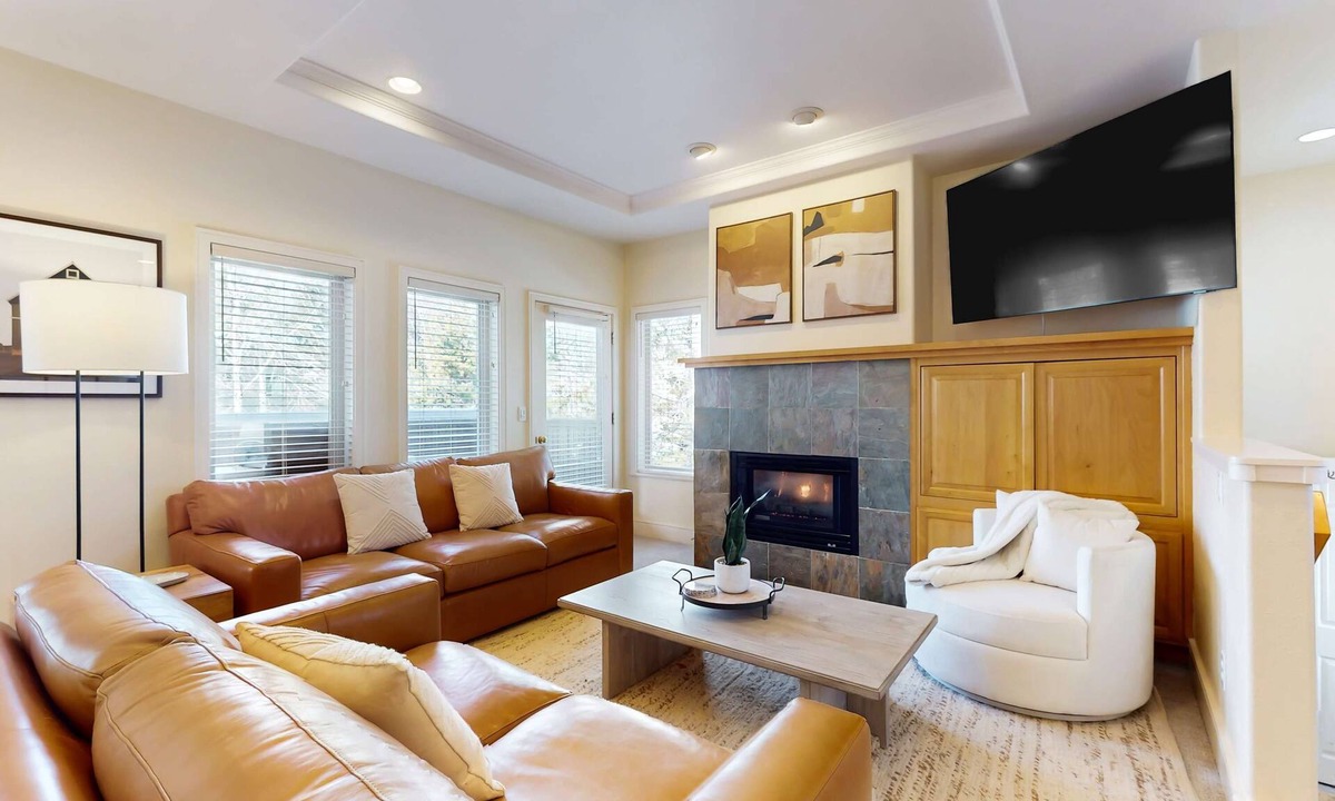 Broken Top House | Charming dog-friendly retreat near skiing & golf with views & fireplace