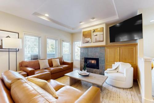 Broken Top House | Charming dog-friendly retreat near skiing & golf with views & fireplace