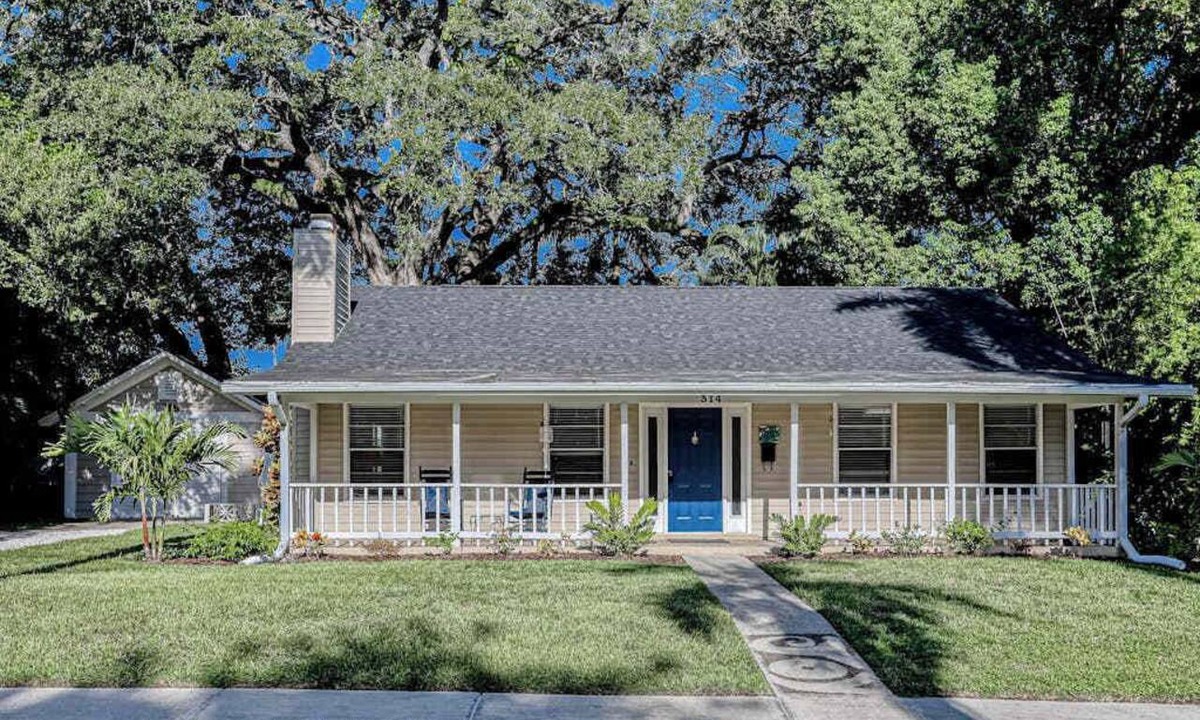 River District House | Charming dog-friendly home with enclosed yard, full kitchen & washer/dryer