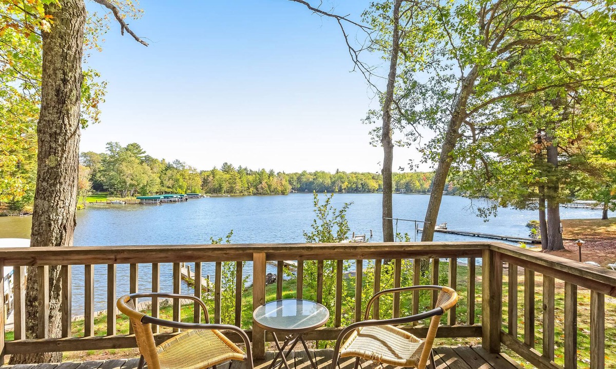 Eagle River Apartment | Charming, dog-friendly villa w/ fireplace, deck & views of Voyageur Lake!