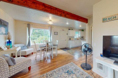 Nahcotta House | Charming dog-friendly cottage withprivate gas grill free WiFi yard and firepit
