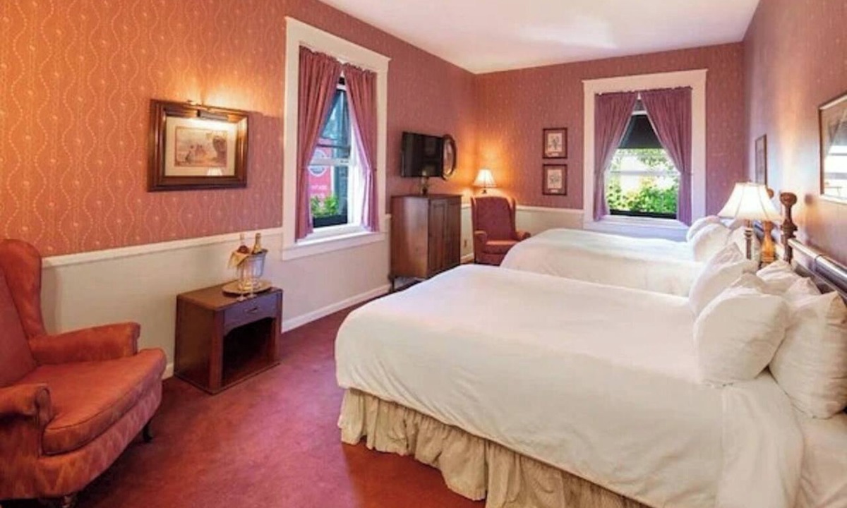Santa Rosa Hotel | Charming Double Queen Room Near Bodega Bay + Scenic Spots for Nature Lovers