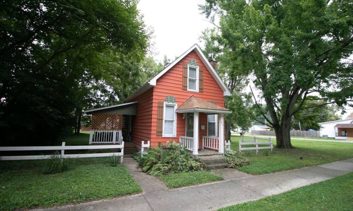 Wabash House | Charming Downtown 2 BR Cottage Walk to Honeywell, Dining & Shops