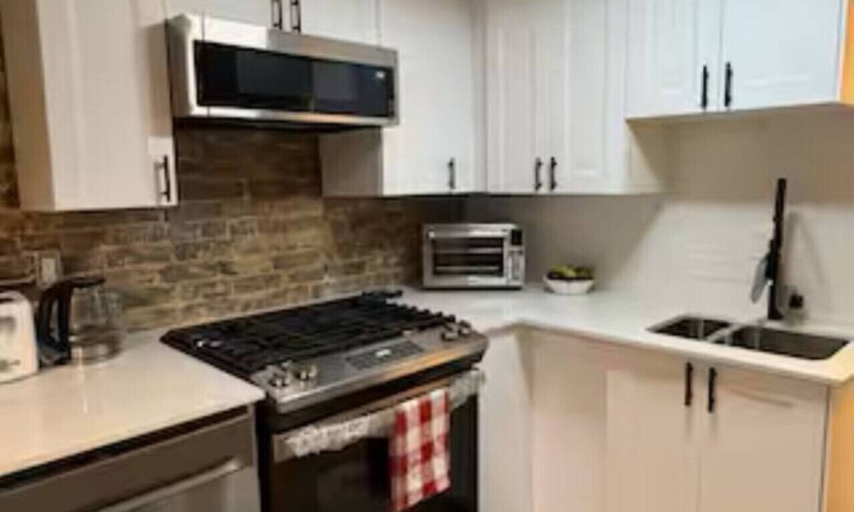 Downtown London Apartment | Charming Downtown 3BR Combo Room