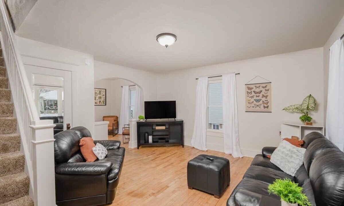 Appleton House | Charming Downtown House w/Yard & Free Parking