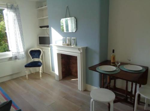 Askew Apartment | CHARMING ENGLISH STYLE STUDIO FLAT
