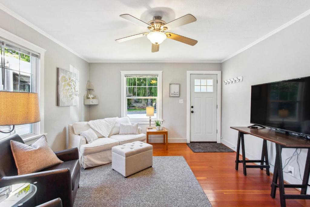Eugene House | Charming Eugene Retreat: Private Hot Tub & Yard!