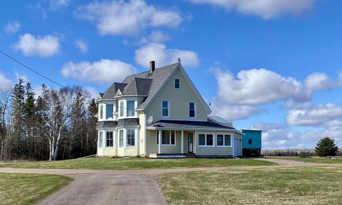 Augustine Cove House | Charming Farmhouse on 2 acres, Sleeps 8. Only 5 mins from the beach
