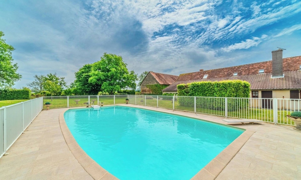 Gueugnon House | Charming farmhouse with swimming pool - calm & nature