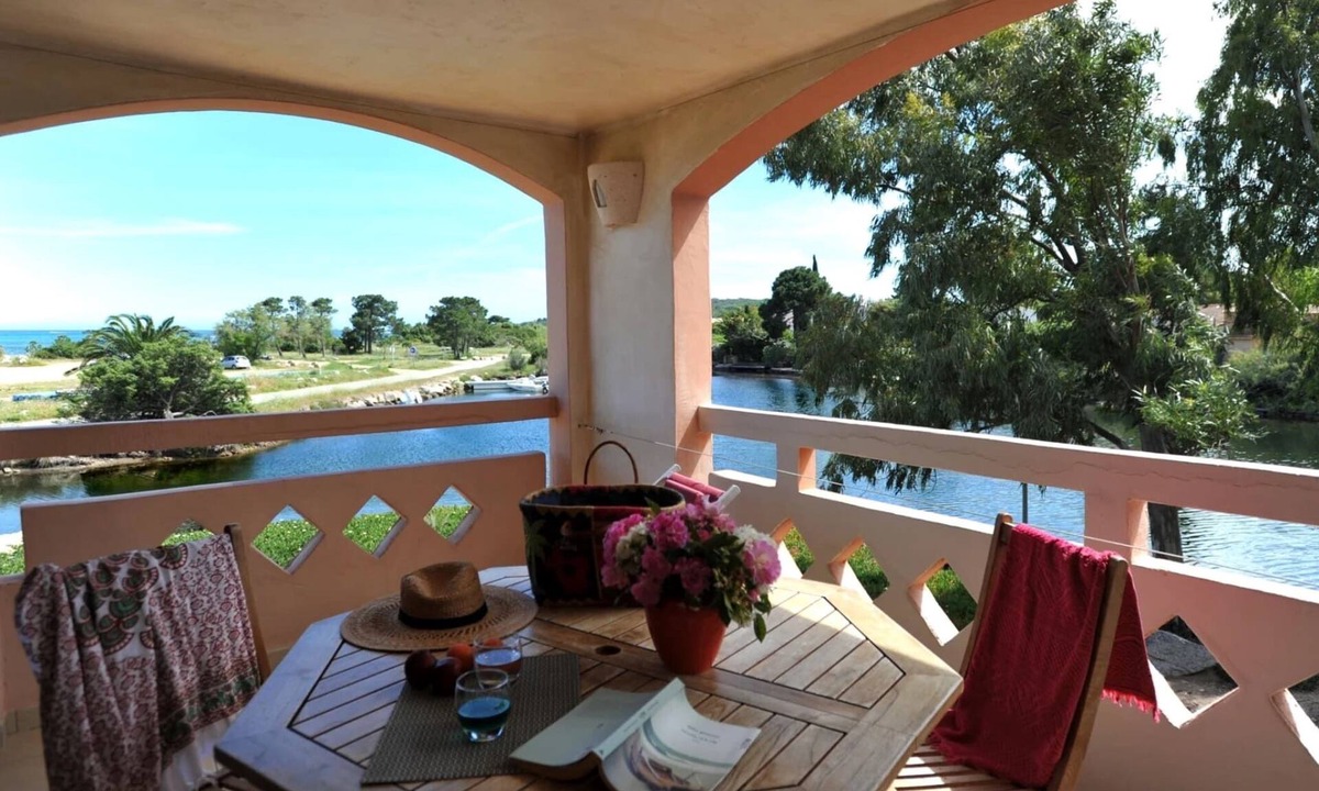 Lecci Apartment | Charming flat with its feet in the water