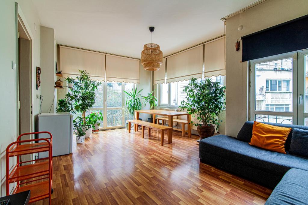Cihangir Apartment | Charming Flat with Terrace near Taksim Square
