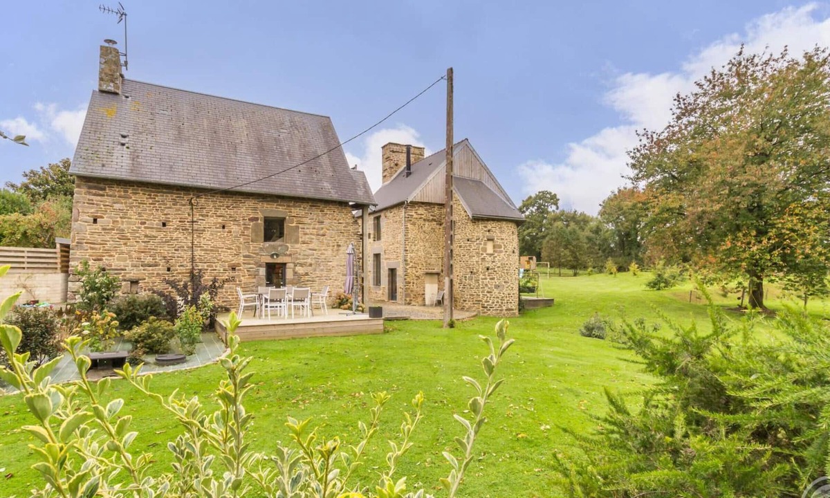 Le Mesnil-Rogues Cottage | Charming forest-side lodge with terrace and large garden