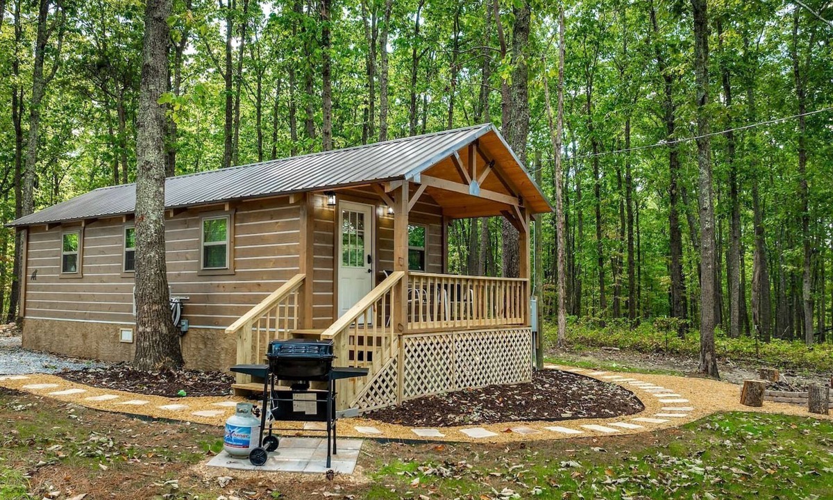 Mentone Cabin | Charming Forest Cabin with Hot Tub & Covered Porch in Mentone, Alabama