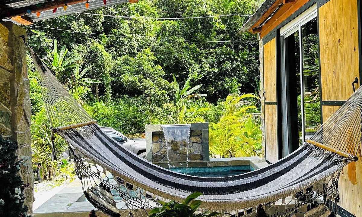 Utuado Cabin | CHARMING FOREST LOG CABIN