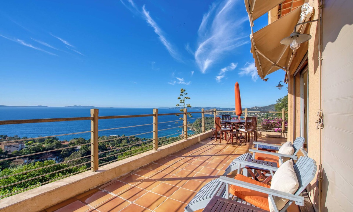 Le Rayol Apartment | CHARMING PROPERTY WITH SPECTACULAR VIEWS AND SMALL POOL NESTLED ON THE CORNICHE