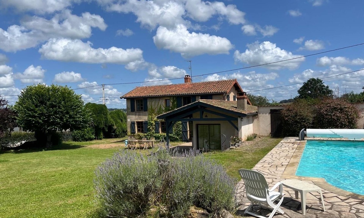 Saint-Denis-de-Cabanne Villa | Charming property with pool on the border of Burgundy, near the Loire