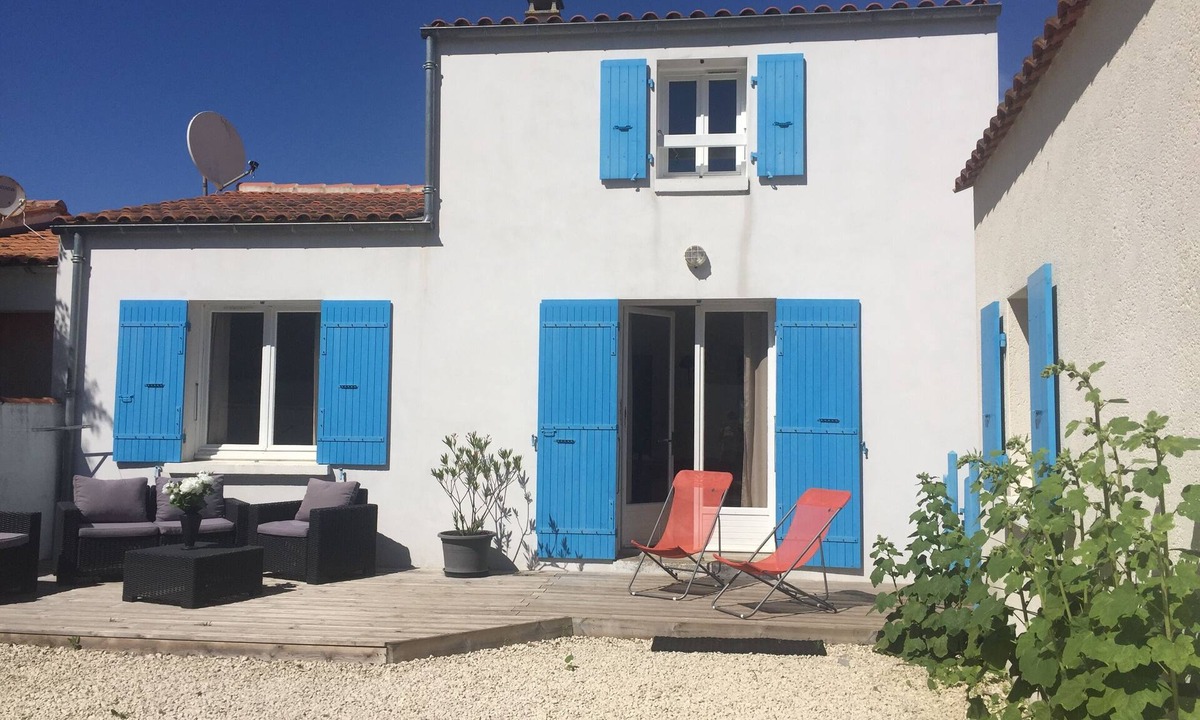 Domino House | Charming house, very quiet, with garden, directly by the sea.