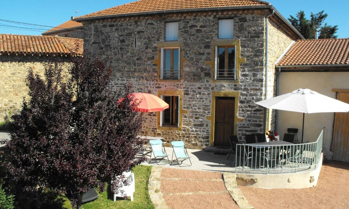 Saint-Paul-de-Vezelin Cottage | Charming House with Fireplace and Garden, Pets Welcome