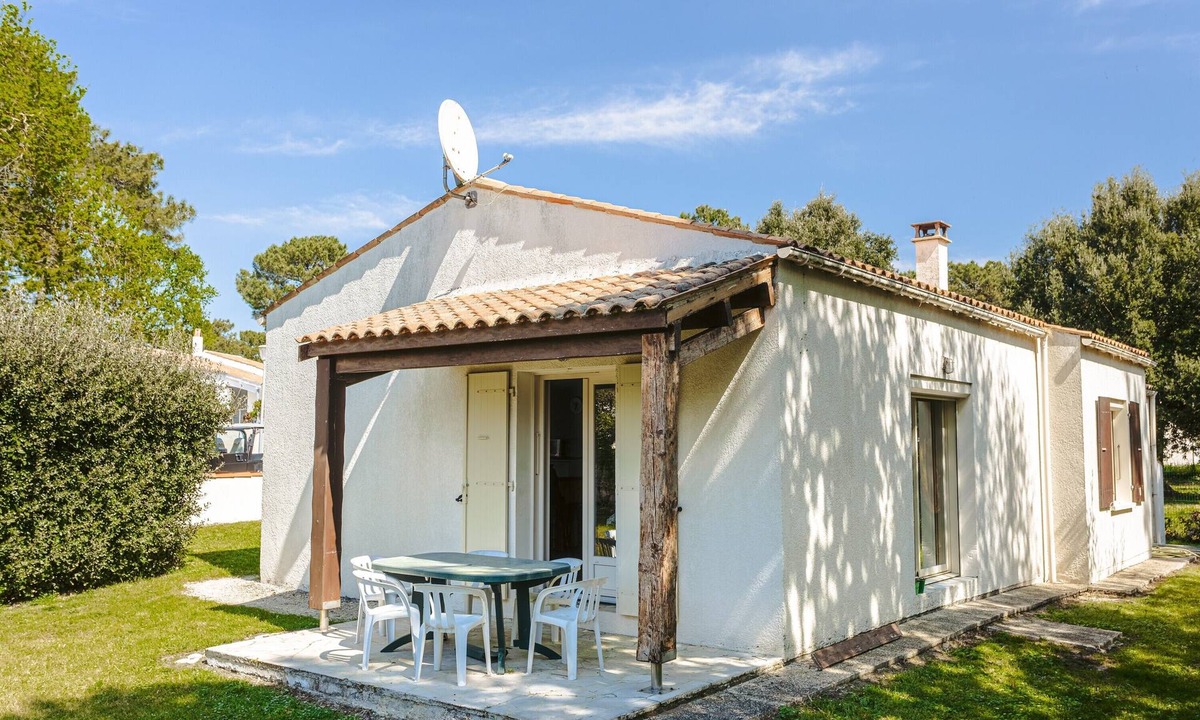 Saint-Trojan-les-Bains House | Charming Detached House with Terrace, Garden, and Garage 5 Minutes from the Beaches