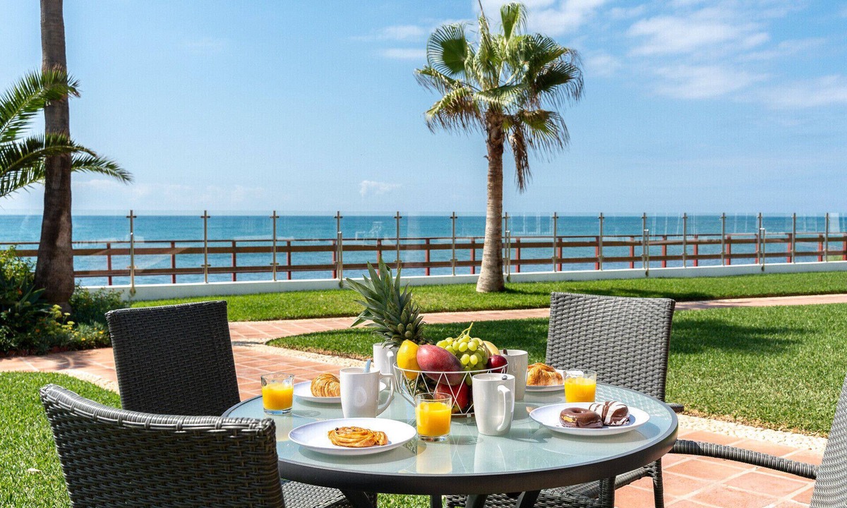 Sitio de Calahonda Ski Chalet | Charming Frontline Beach House in Calahonda – Mijas Costa CS120
