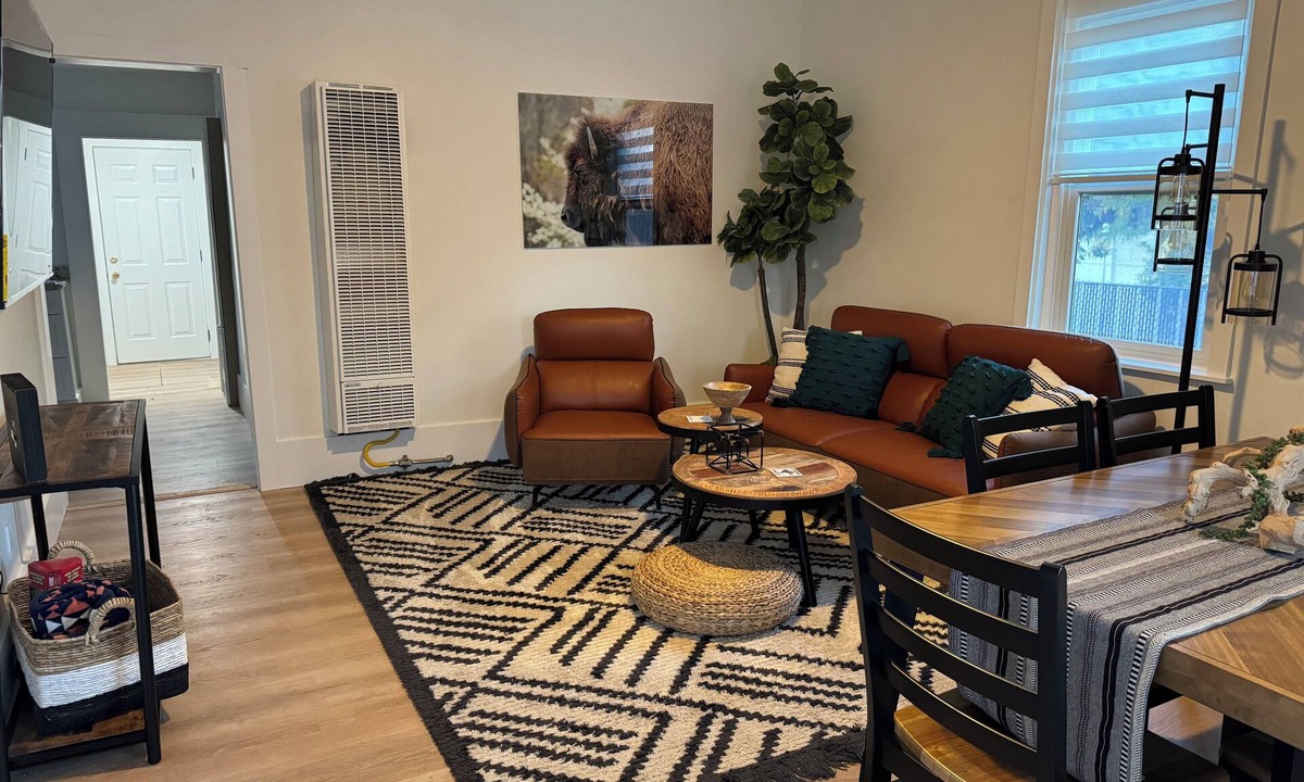 Evanston House | Charming fully remodeled 2-bedroom house with WiFi in Evanston