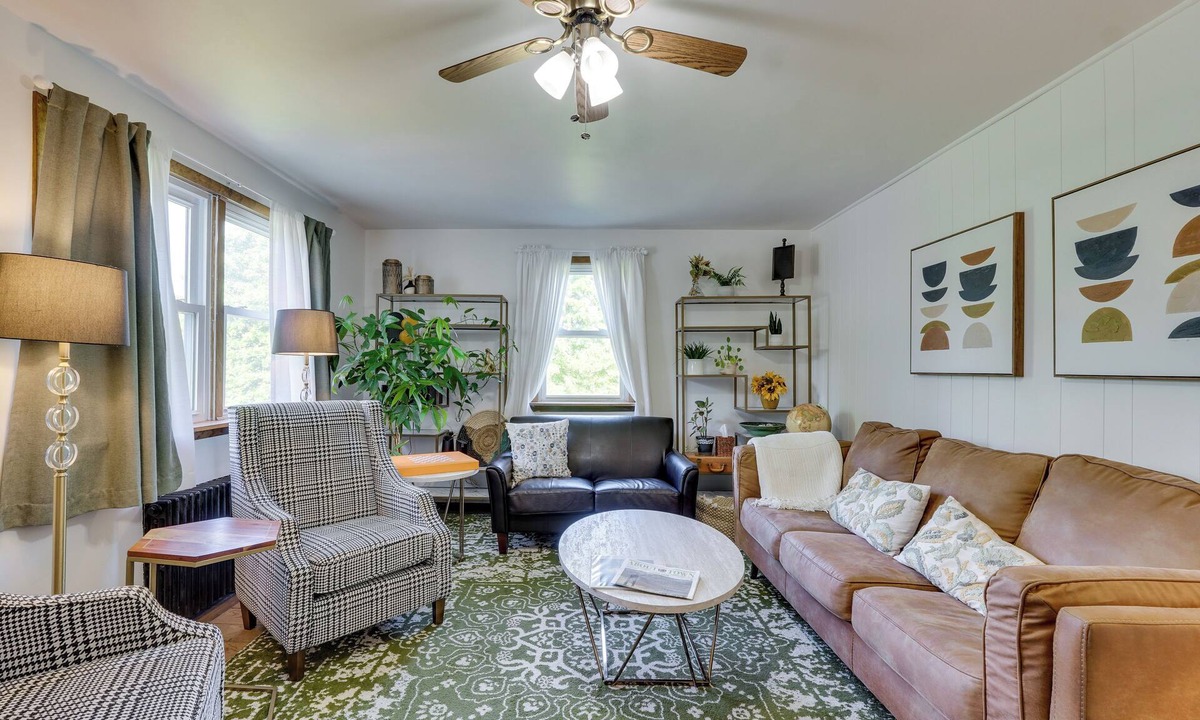 Gardiner House | Charming Gardiner Home w/Yard & Sunroom