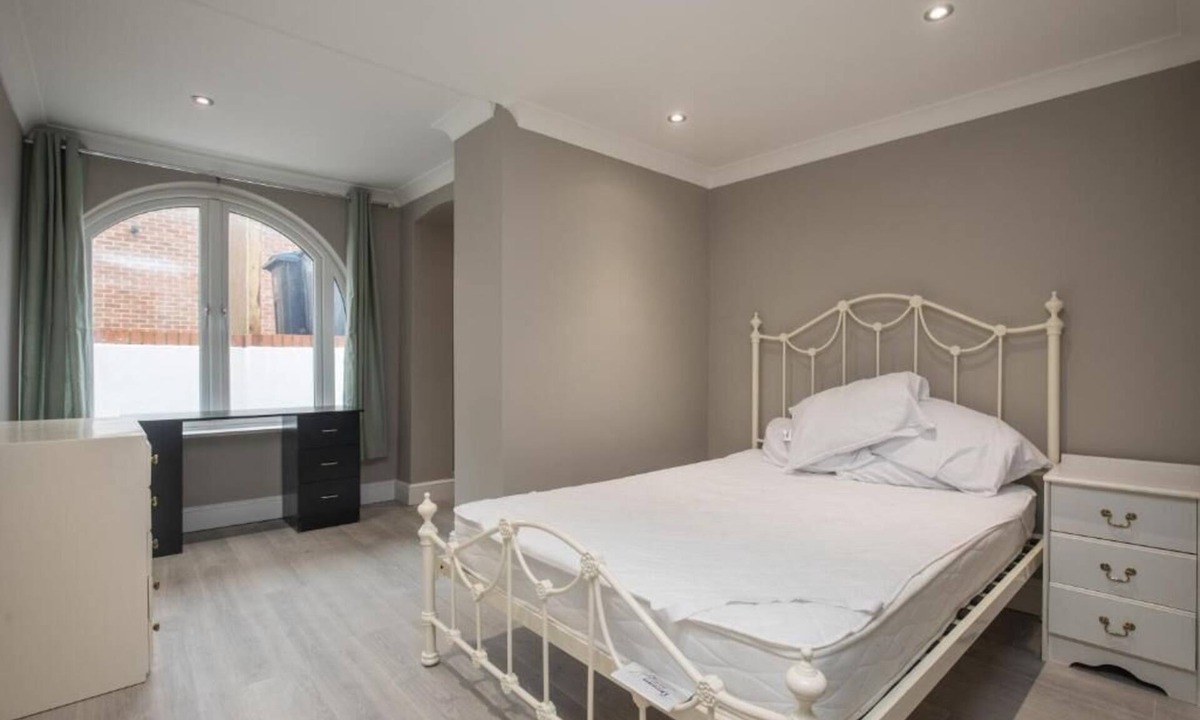 Grove Apartment | Charming 2-Bedroom Apartment in Central Kingston upon Thames