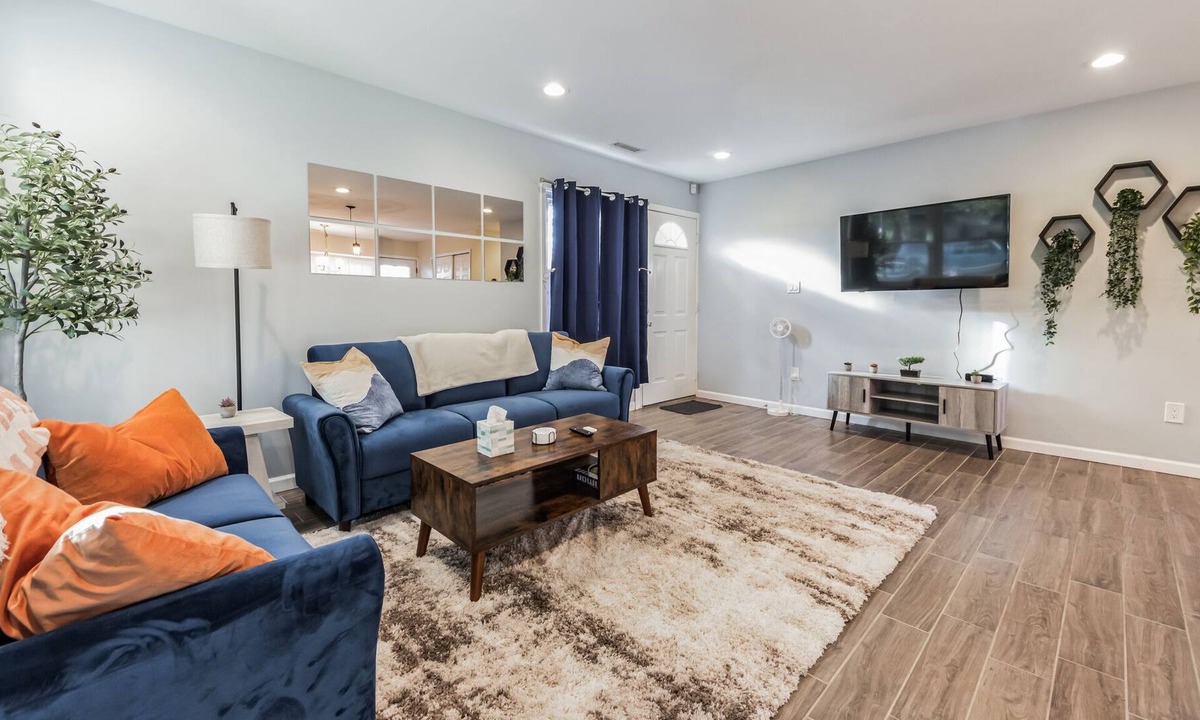 Levittown House | Charming Getaway: King Bed/3 TVs/Large Backyard/Centrally Located - New Listing!