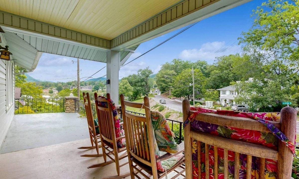 Lake Junaluska Cottage | Charming Getaway w/Deck, Clawfoot Tub, Pool Access